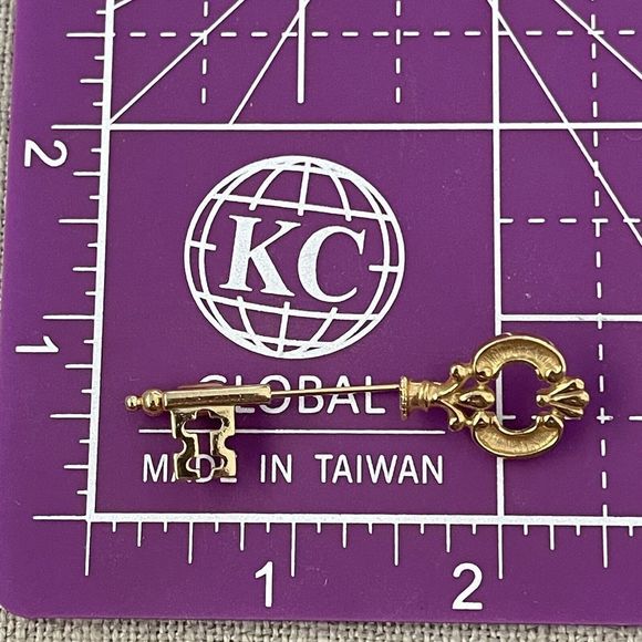 VTG 1978 Signed Avon Gold Tone Metal Skeleton Key Style Stick Lapel Pin 2.25”L - Picture 4 of 4